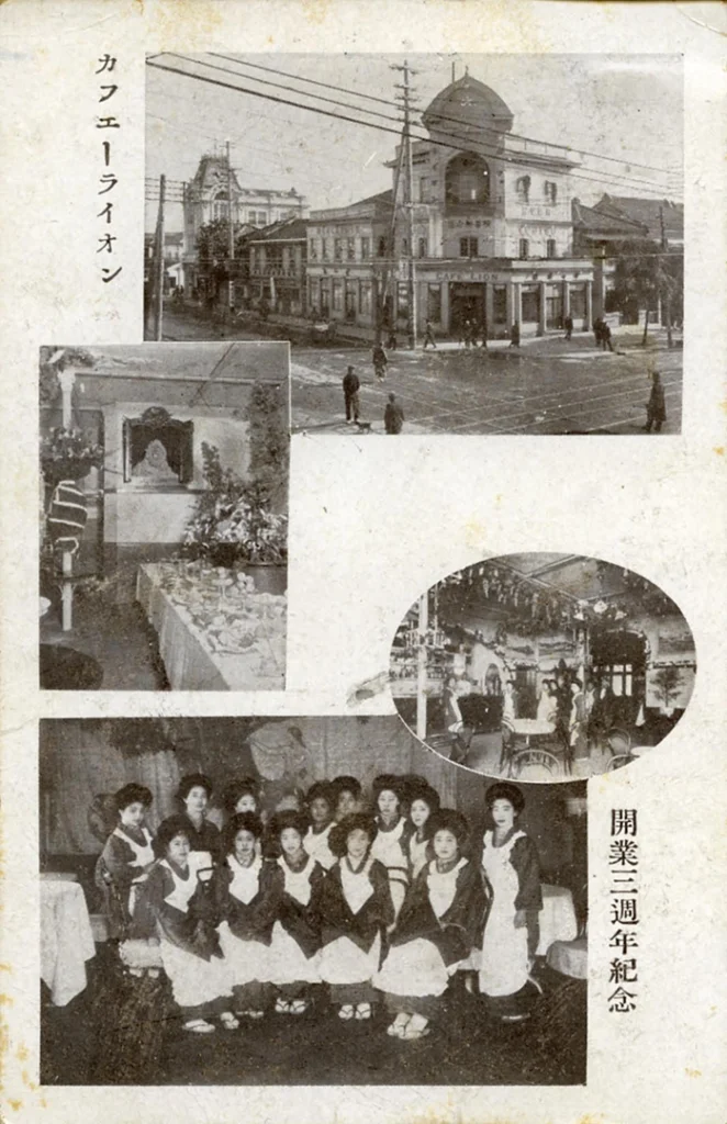 Un’immagine composita vintage e monocromatica su carta invecchiata, che funge da documento commemorativo per il 3° anniversario del Café Lion a Ginza, Giappone. Il layout include una foto esterna dell’ornato edificio a due piani del Café Lion, due viste interne che mostrano un allestimento per banchetti e un'area da pranzo dettagliata, e una grande fotografia di gruppo che ritrae una dozzina di donne giapponesi in uniforme da cameriera per un ritratto. Il testo giapponese chiave è presente, identificando 'Cafe Lion Ginza' e commemorando il '3° Anniversario Commemorativo'. Questa immagine fornisce una vista completa dell'architettura e del personale di questo specifico e importante caffè giapponese storico.