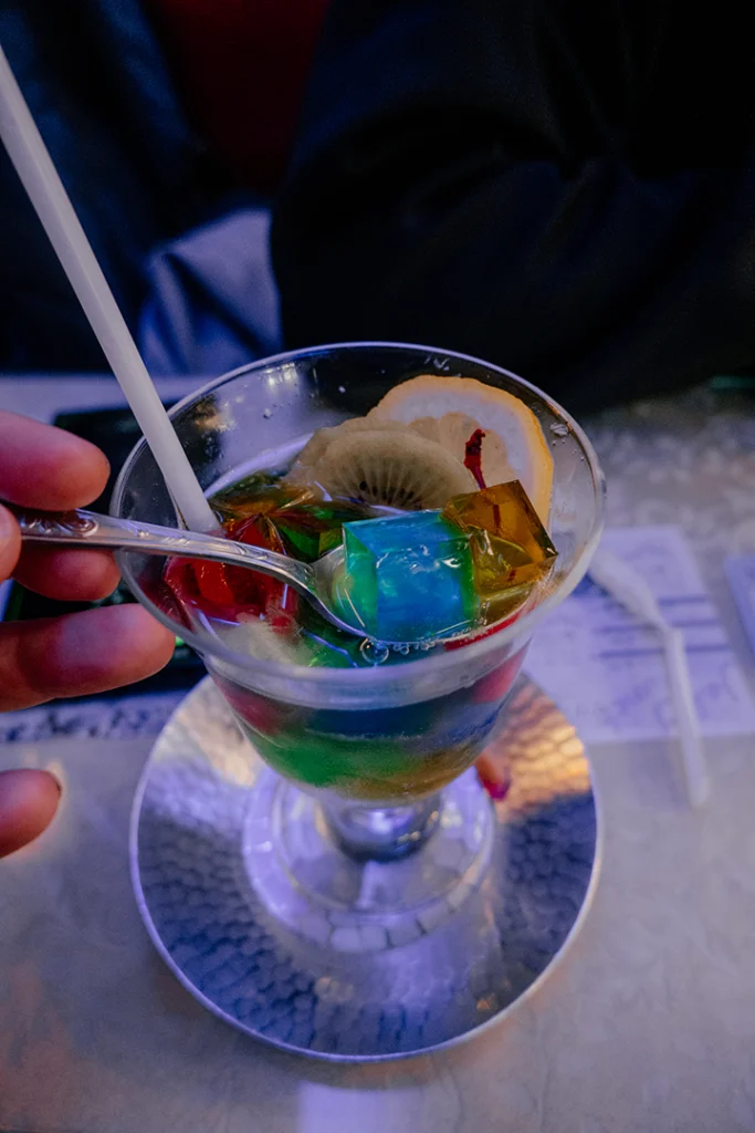 Il celebre Jelly Punch del Café Soirée a Kyoto: un dessert iconico con cubetti di gelatina colorata servito in un calice, che riflette l'estetica sognante e nostalgica dei kissaten giapponesi.