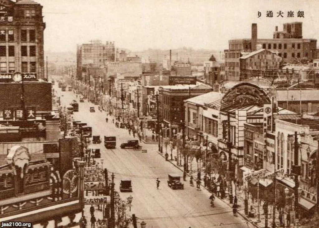 Una vista storica aerea di Ginza Odori a Tokyo nel 1932, che cattura l'atmosfera urbana del quartiere dove sono nati i primi caffè e kissaten tradizionali in Giappone.